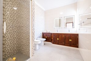 Douche, sèche-cheveux, serviettes fournies