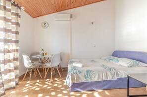 2 bedrooms, WiFi, bed sheets