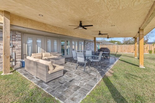 Pool table, ample patio, bbq and located in a central neighborhood.