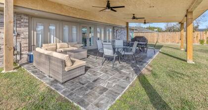 Pool table, ample patio, bbq and located in a central neighborhood.