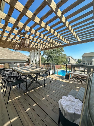 Relax in Style! 5BR Home, Hot Tub & Games!