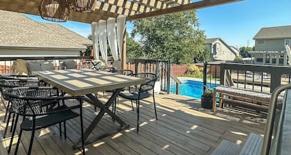 Relax in Style! 5BR Home, Hot Tub & Games!
