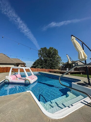 Relax in Style! 5BR Home, Hot Tub & Games!