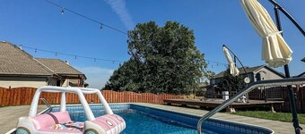 Relax in Style! 5BR Home, Hot Tub & Games!