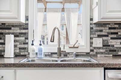 Relax in Style! 5BR Home, Hot Tub & Games!