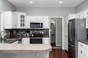 Køleskab, mikrobølgeovn, ovn, kogeplade