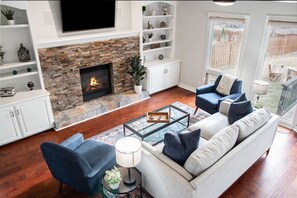 Fernseher, Kamin, Arbeitsbereiche