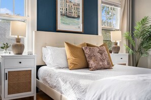 4 عدّة غرف نوم ومكتب ومكواة/لوح كي وسرير سفر