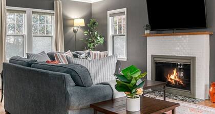 Peaceful Hillside Retreat, Firepit & Spacious Yard!