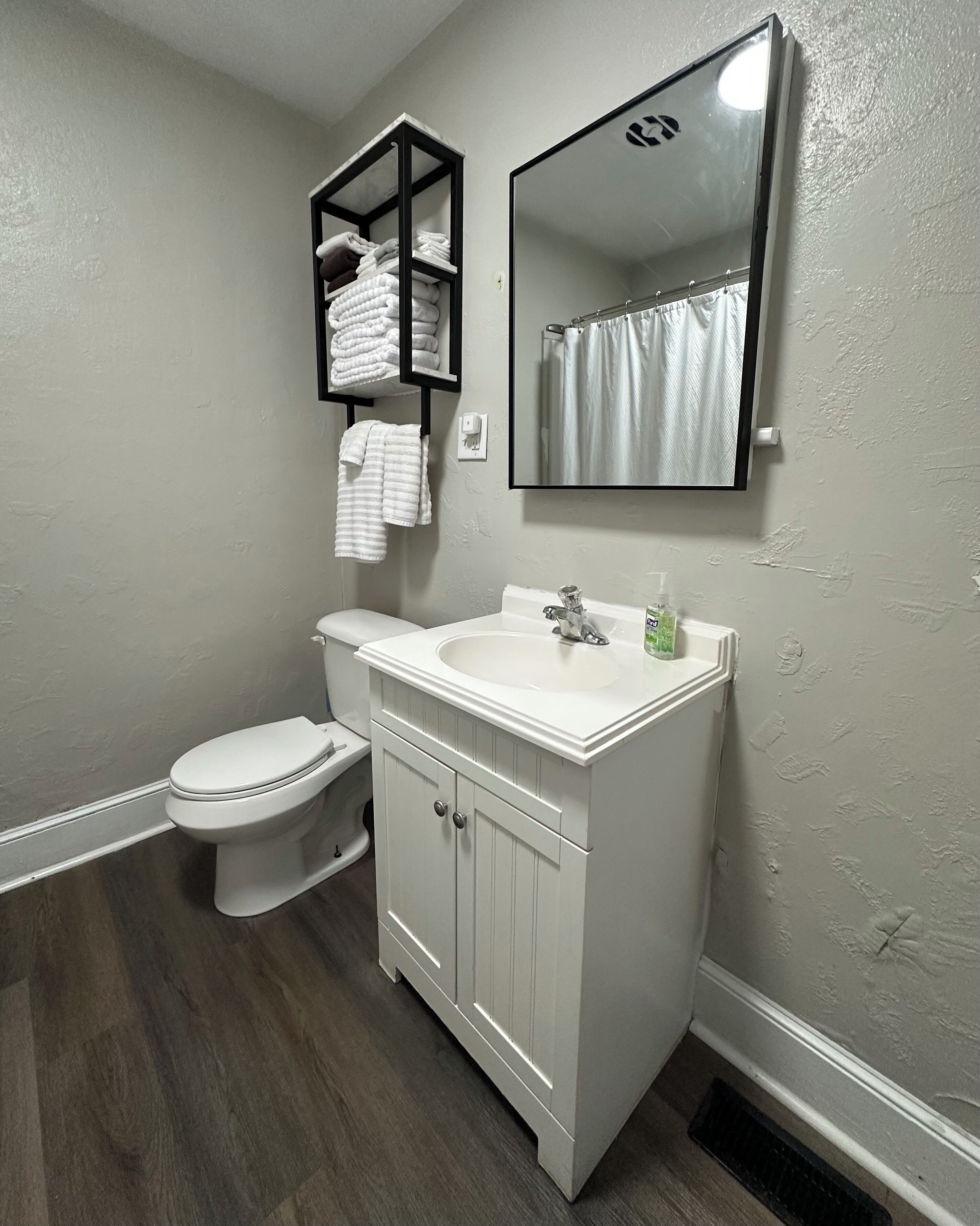 Serviettes fournies, savon, shampoing, papier toilette