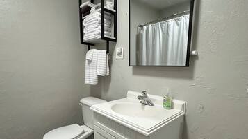 Serviettes fournies, savon, shampoing, papier toilette