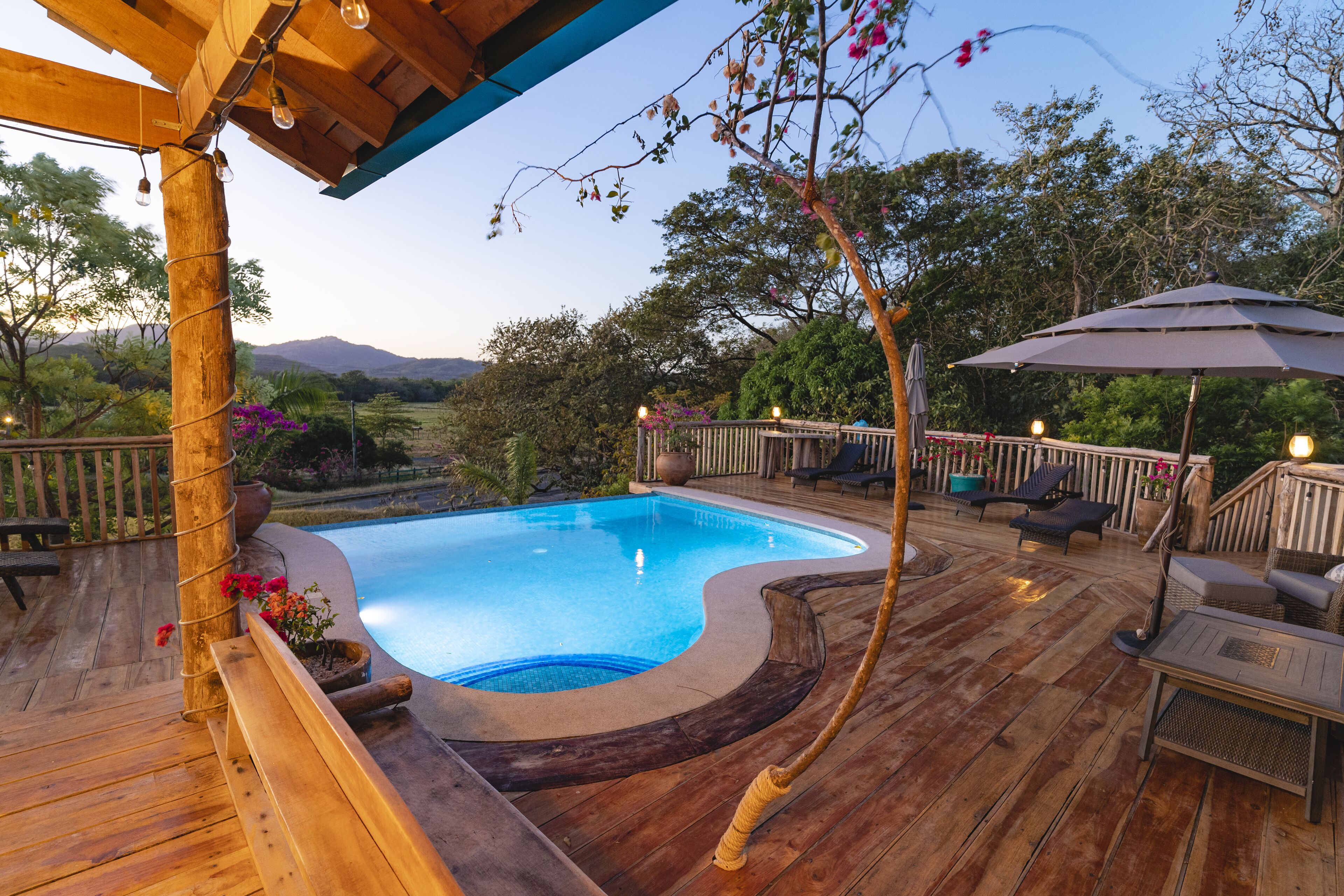 室外游泳池，07:00 至 22:00 开放，池畔遮阳伞，日光浴躺椅