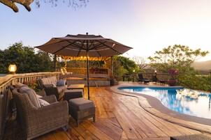 室外游泳池，07:00 至 22:00 开放，池畔遮阳伞，日光浴躺椅