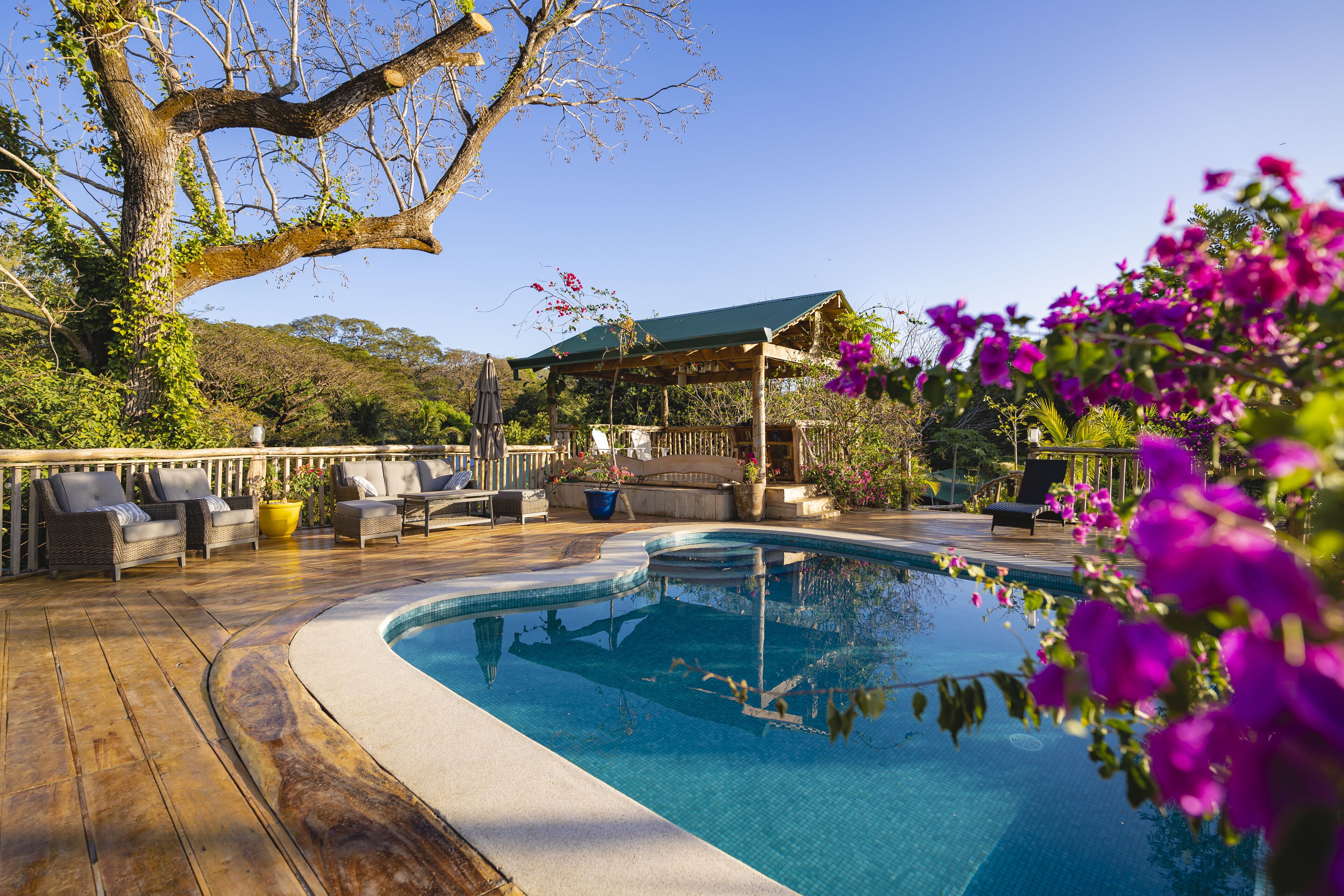 Utendørsbasseng, bassengparasoller og solsenger