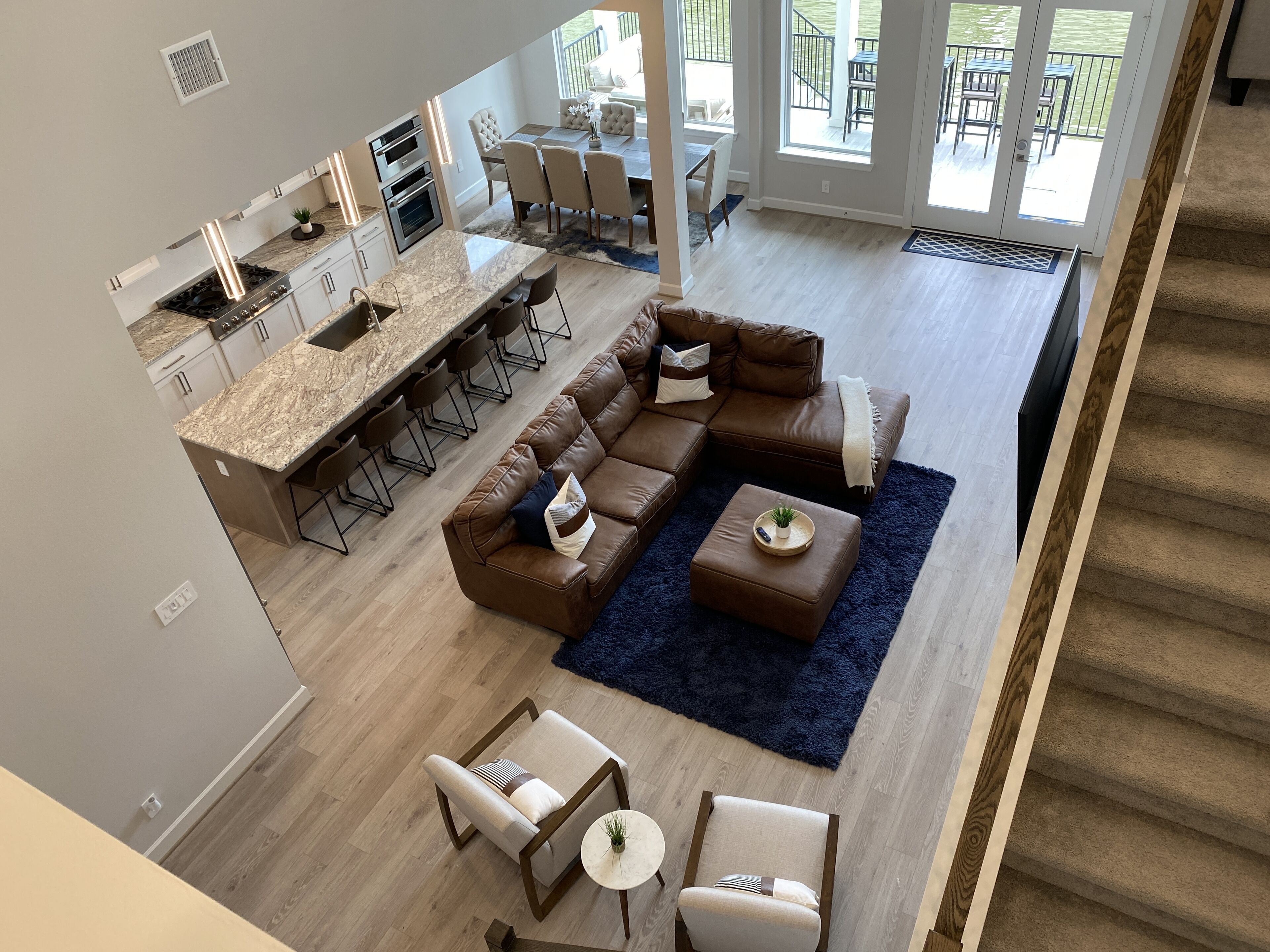 Smart TV, futbolito y monitor de computadora 