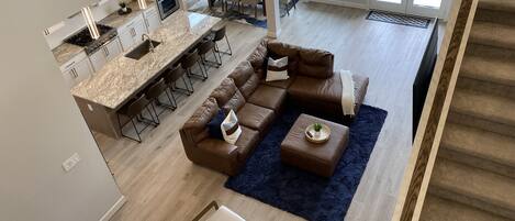 Smart TV, futbolito y monitor de computadora