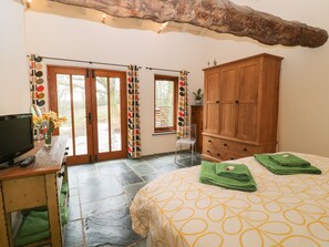 1 bedroom, individually decorated, individually furnished, free WiFi - The Threshing Barn (Beaworthy)