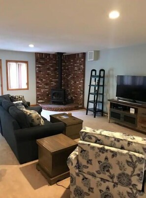 Smart TV, fireplace - The perfect getaway! Great location and amenities! (Bartlett)
