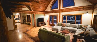 The Lazy Elk - Spacious mountain view Lodge with hot tub 