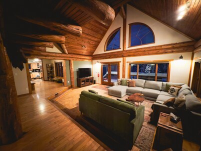 The Lazy Elk - Spacious mountain view Lodge with hot tub 