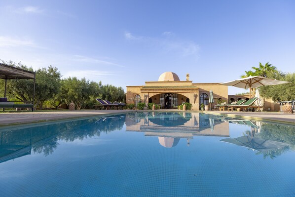 Utendørsbasseng, bassengparasoller og solsenger