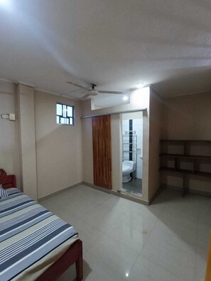 Habitación básica | Baño | Tina con regadera, regadera tipo lluvia, toallas, papel de baño 