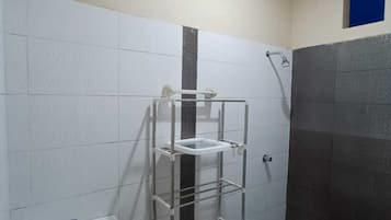 Basic Room | Bathroom | Combined shower/bathtub, rainfall showerhead, towels, toilet paper
