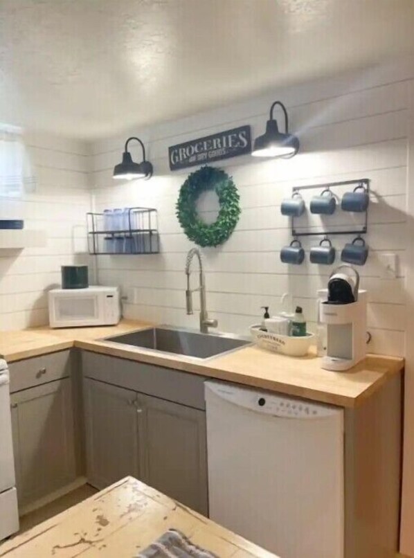 Private kitchen - 8th Ave TF traveling professional housing (Twin Falls)