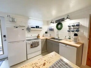 Private kitchen - 8th Ave TF traveling professional housing (Twin Falls)