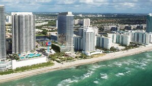Beach nearby - Stunning Ocean Front Condo with Large Terrace (Hollywood)