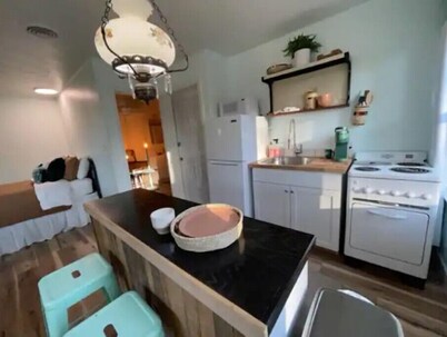 8th Ave upstairs 2 bed 1 bath traveling professional housing