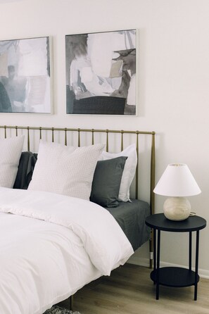 5 bedrooms, iron/ironing board, free WiFi, bed sheets - Centrally located, spacious and comfortable! Minutes from downtown/UT, shopping. (Knoxville)