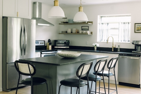 Fridge, microwave, oven, stovetop - Centrally located, spacious and comfortable! Minutes from downtown/UT, shopping. (Knoxville)