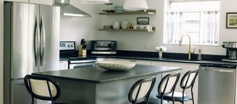 Centrally located, spacious and comfortable! Minutes from downtown/UT, shopping.