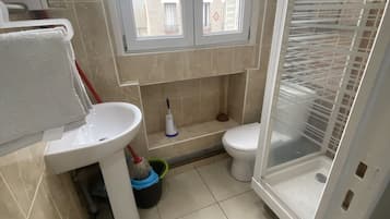 Studio | Phòng tắm | Máy sấy tóc, khăn tắm