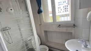 Studio | Bathroom | Hair dryer, towels - RENT APPART - COLOMBES (Colombes)