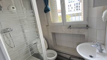 Studiolejlighed | Badeværelse | Hårtørrer, håndklæder