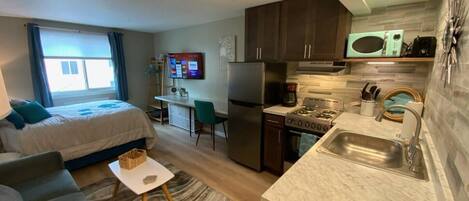 Een strijkplank/strijkijzer, gratis wifi, beddengoed