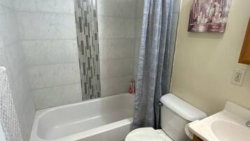 Sèche-cheveux, serviettes fournies