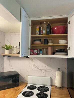 Frigorifero, microonde, forno, piano cottura