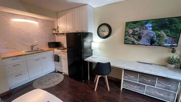 Réfrigérateur, micro-ondes, four, plaque de cuisson