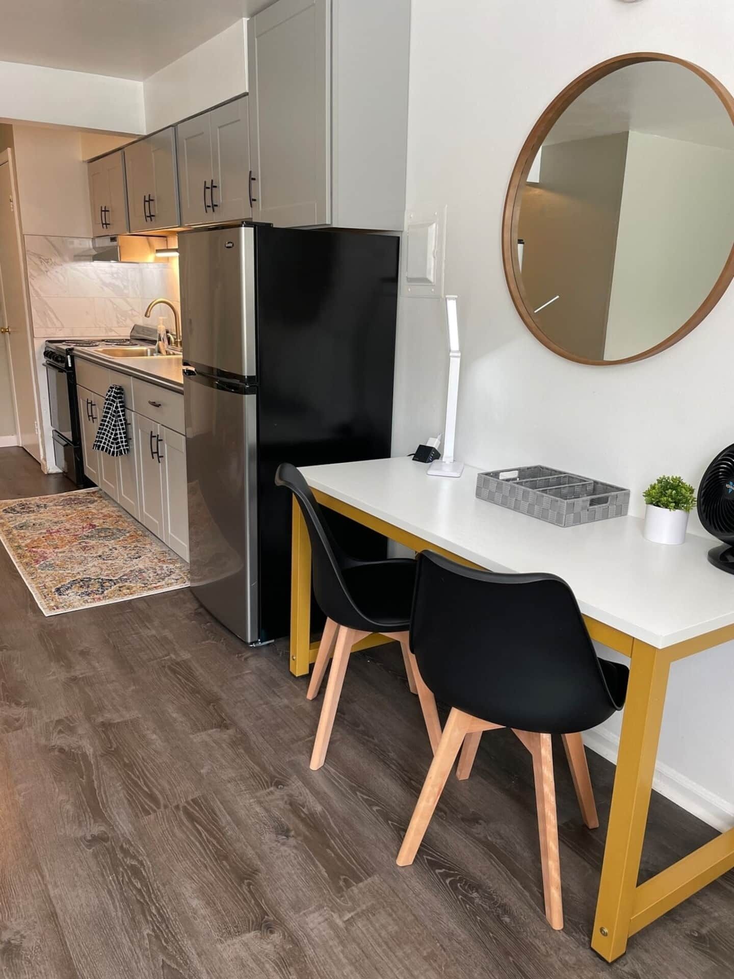 Réfrigérateur, micro-ondes, four, plaque de cuisson