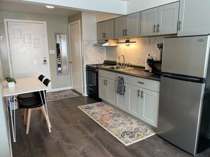 Frigorífico, microondas, horno y placa de cocina