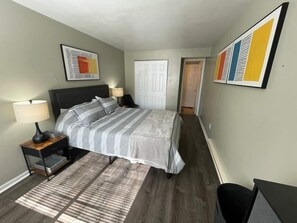 Tabla de planchar con plancha, wifi gratis y ropa de cama 