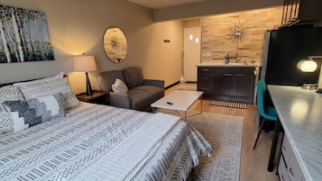 Bureau, fer et planche à repasser, accès au Wi-Fi (inclus)