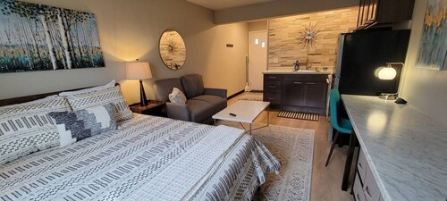 Twin Oaks Extended Stay Studio - 2817 Apt 8