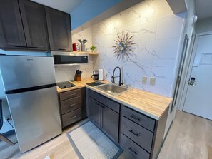 Fridge, microwave, stovetop, coffee/tea maker - Twin Oaks Extended Stay Studio - 2817 Apt 9 (Syracuse)