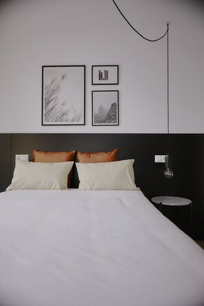 Comfort Double Room | Memory-foam beds, desk, laptop workspace, blackout curtains - ZAREY HOSTEL (Oleiros)