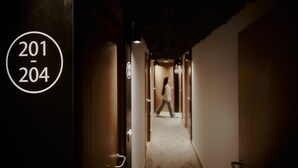 A hotel corridor with a sign indicating room numbers 201-204. - ZAREY HOSTEL (Oleiros)