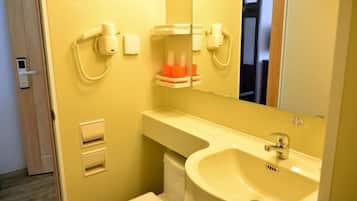 Ein Badezimmer mit Waschbecken, Spiegel, Handtuchhalter und Toilette.
